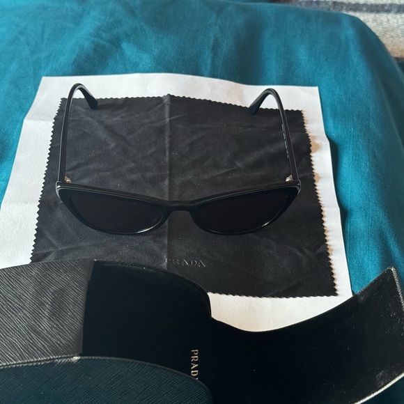 Women’s cat eye Prada sunglasses - Picture 3 of 6